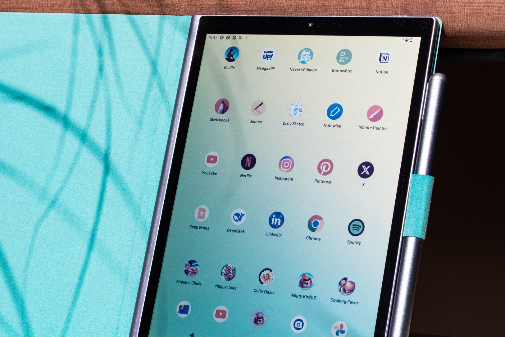 Android applications displayed on Paper7 beside its stylus